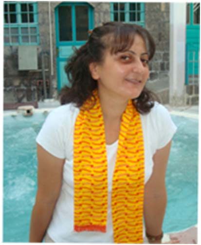 Ces personnes vivent au foyer avec quatre assistants. Rihab est la responsable du foyer Rihab