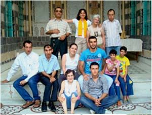 Des personnes ayant un handicap mental, qui n’ont plus de famille pour les soutenir vivent une vie commune avec des jeunes assistants : une vraie vie de famille.﻿ La communauté en juillet 2010